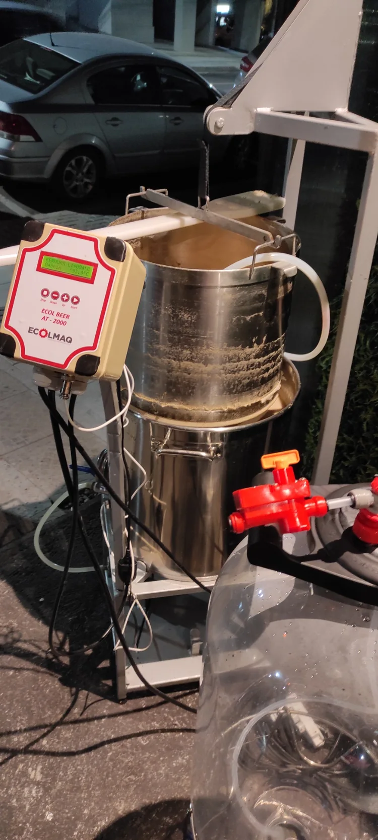 Equipamento em funcionamento durante uma brassagem artesanal
