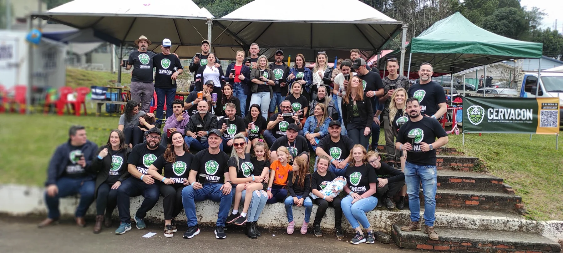 Integrantes da Cervacon reunidos em um evento ao ar livre