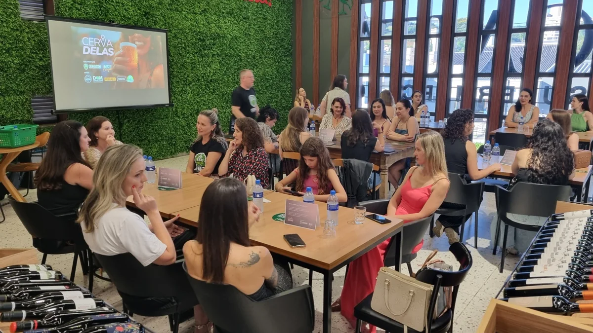Mulheres reunidas para uma atividade sobre cerveja artesanal